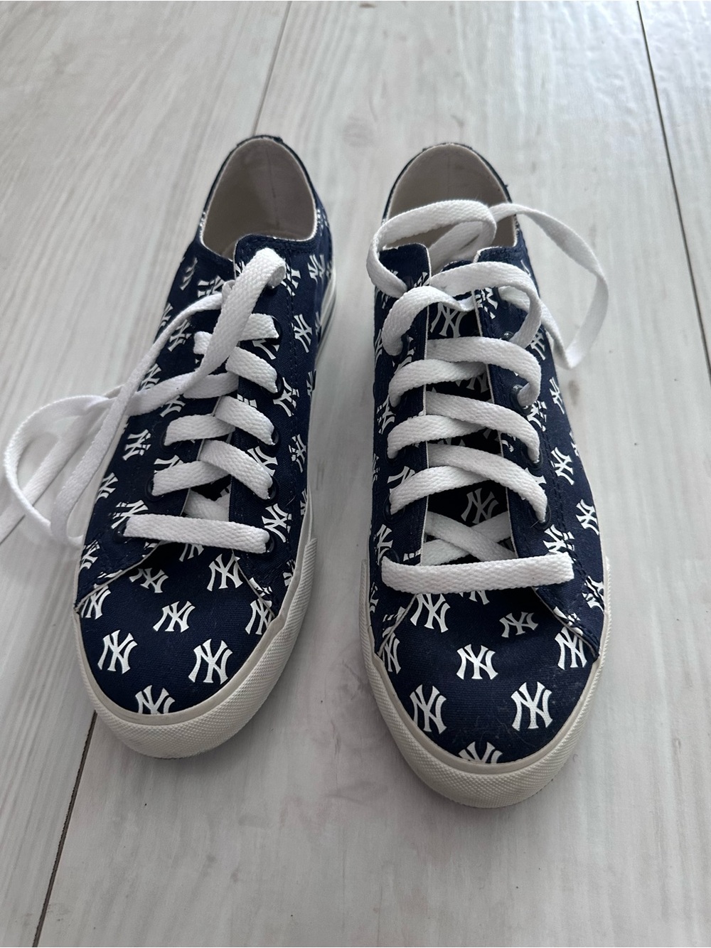 NY Pattern Navy Yankees Sneakers with White Laces men’s five women’s 6.5
